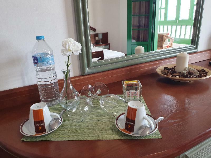 Hotelito El Campo Nocleg ze śniadaniem 2*